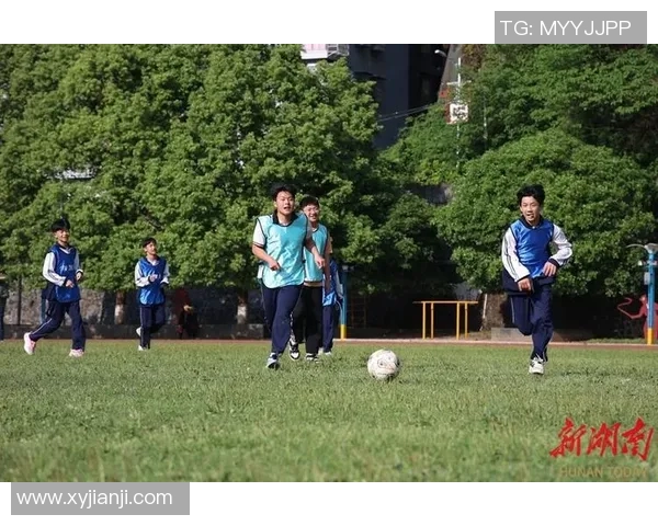 学生课上热议足球明星的风采与成就分享活动